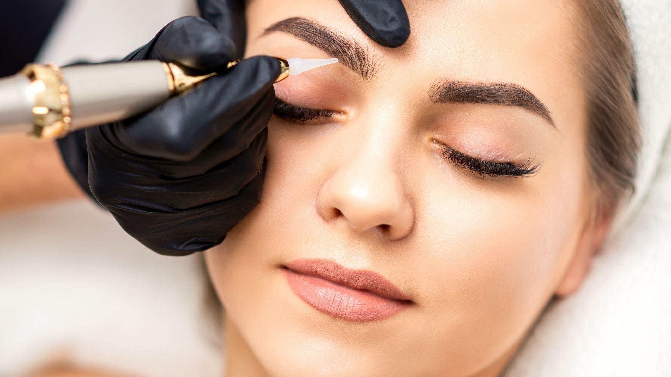 Achieving Natural-looking Eyebrows with Microblading: A Comprehensive Guide